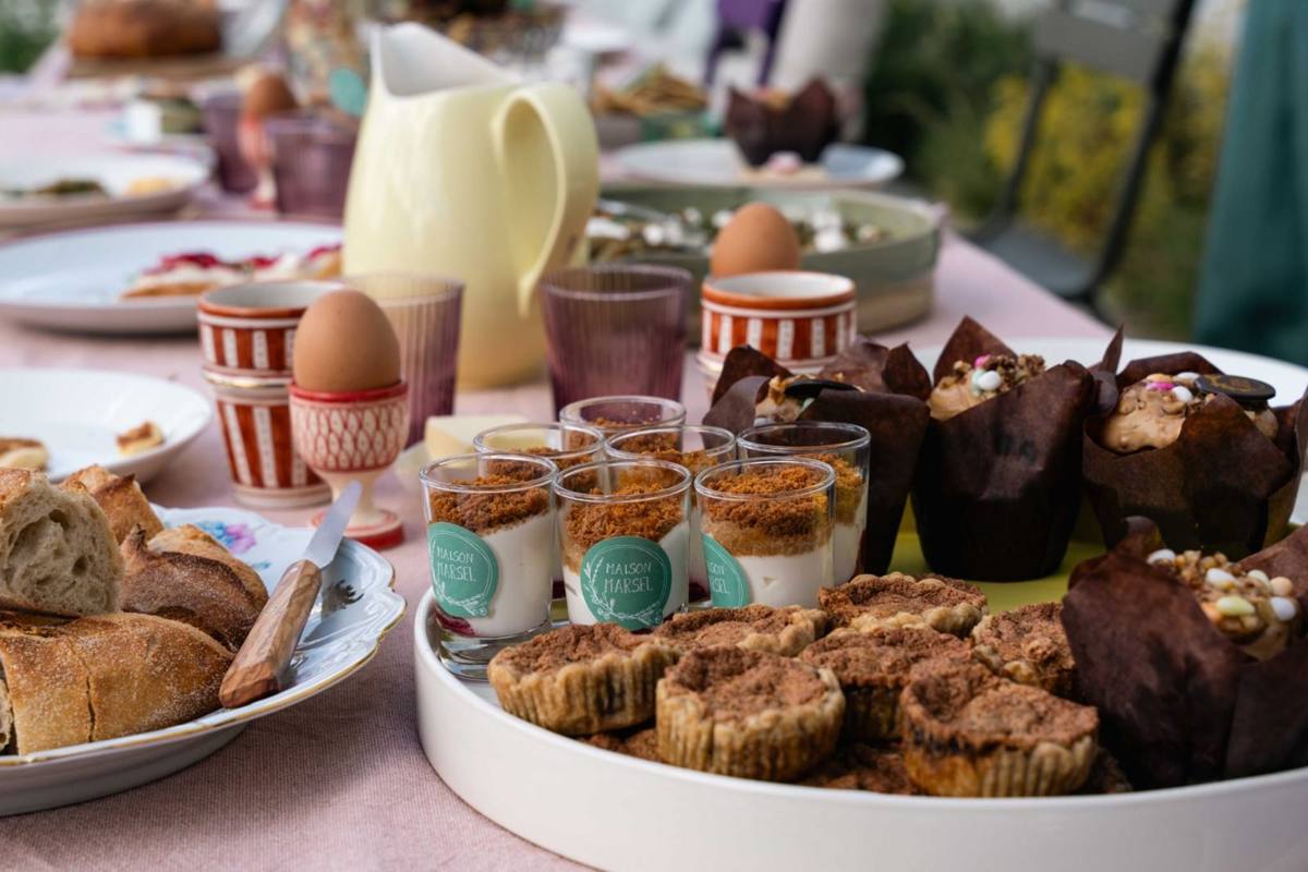 Gedekte brunchtafel met brood, eitjes, muffins en dessertjes van Maison Marsel